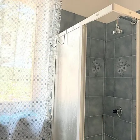 M444 - Marcelli, Comodo Quadrilocale Cielo-terra Con Patio Esterno *